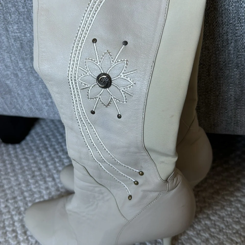 Over the knee leather boots embroidered